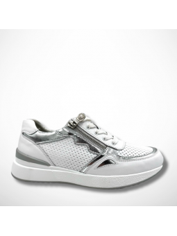 Białe buty sportowe...