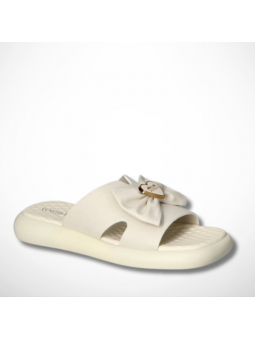 Beżowe klapki skórzane na...