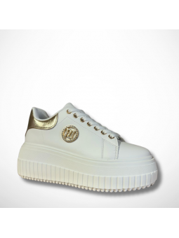 Białe buty sportowe...