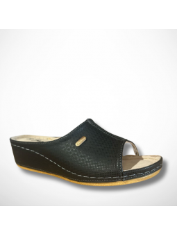 Czarne klapki z eko skóry...