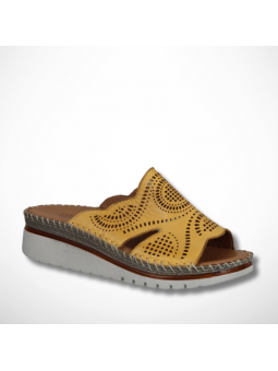 Żółte klapki skórzane na...