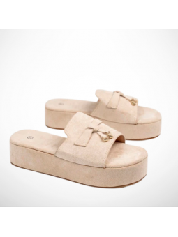 Beżowe klapki z ozdobą na...