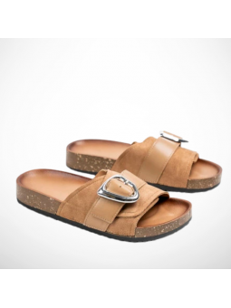 Beżowe klapki zamszowe na...