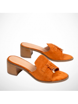 Camelowe klapki z ozdobą na...