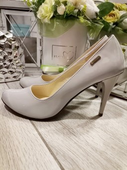 Szare szpilki damskie...