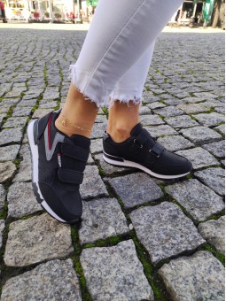 Czarne buty sportowe...