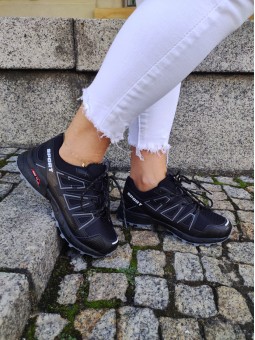 Czarne buty sportowe...