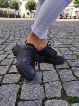 Czarne sneakersy na...