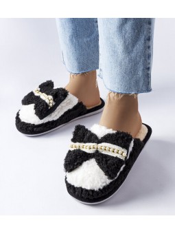 Czarno-białe kapcie...