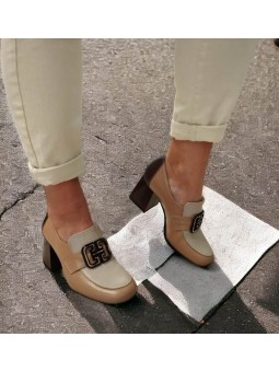 Beżowe półbuty skórzane na...