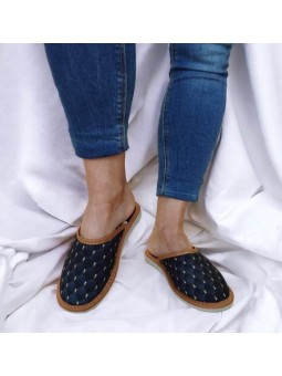 Granatowe obuwie domowe...