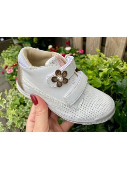 Białe buty sportowe...