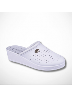 Białe klapki chodaki...