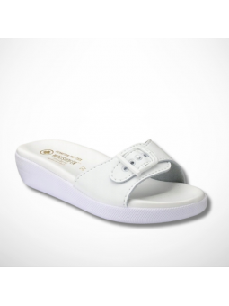 Białe klapki medyczne...