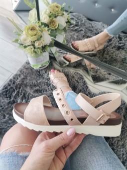 Różowe sandały na płaskiej...