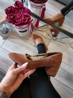 Brązowe czółenka na słupku...